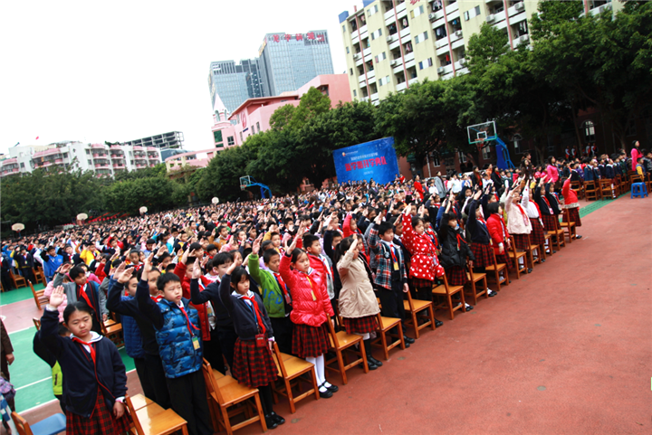 開學典禮圖片03:圖為開學典禮升國旗儀式師生向國旗敬禮