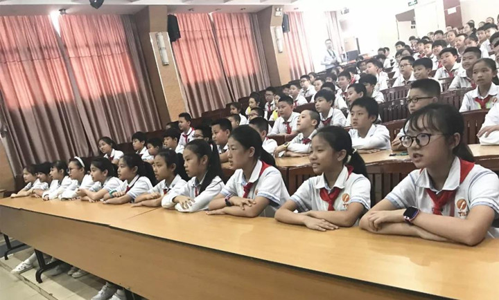 普法教育走進(jìn)中英文，做新時(shí)代合格小公民