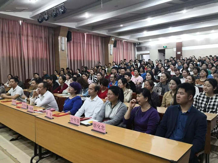 若為人父母是一場人生旅行，美麗風(fēng)景要靠你引領(lǐng)孩子發(fā)現(xiàn) ——致龍華中英文實(shí)驗(yàn)學(xué)校家長學(xué)校開學(xué)儀式