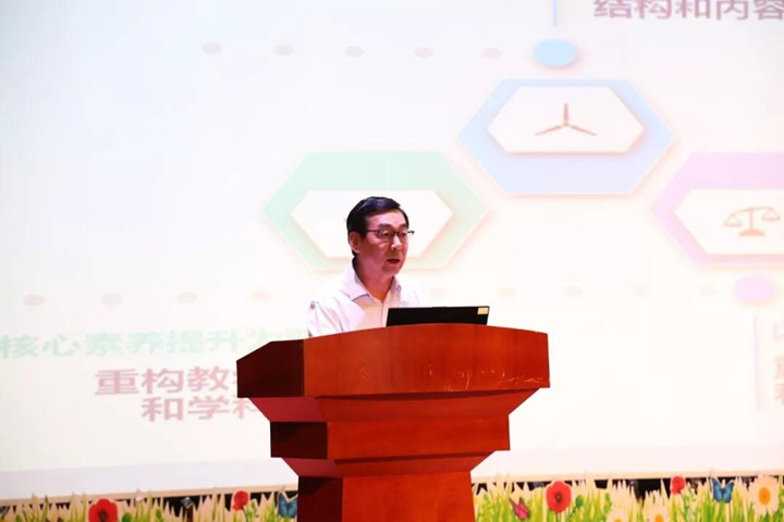 我校卜祥林校長在全區(qū)小學(xué)教學(xué)工作會(huì)議上作報(bào)告