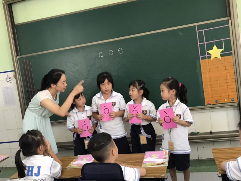 落實“兩個常規(guī)”，實施“青藍工程” ——小學(xué)低年級段語文學(xué)科教研重實訓(xùn)