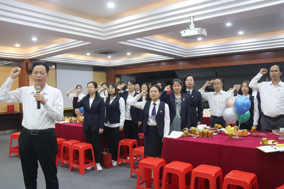 憶入黨初心，擔責任使命——龍華中英文實驗學校黨支部為黨員辦集體政治生日會